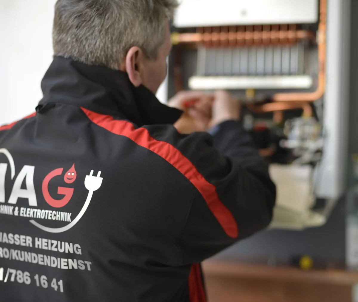 Techniker von MAG Wärmetechnik bei Arbeiten an einer Heizungsanlage in Wien
